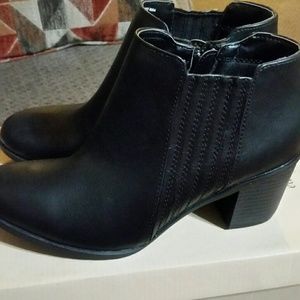 WOMEN'S BRAND NEW BOOTS